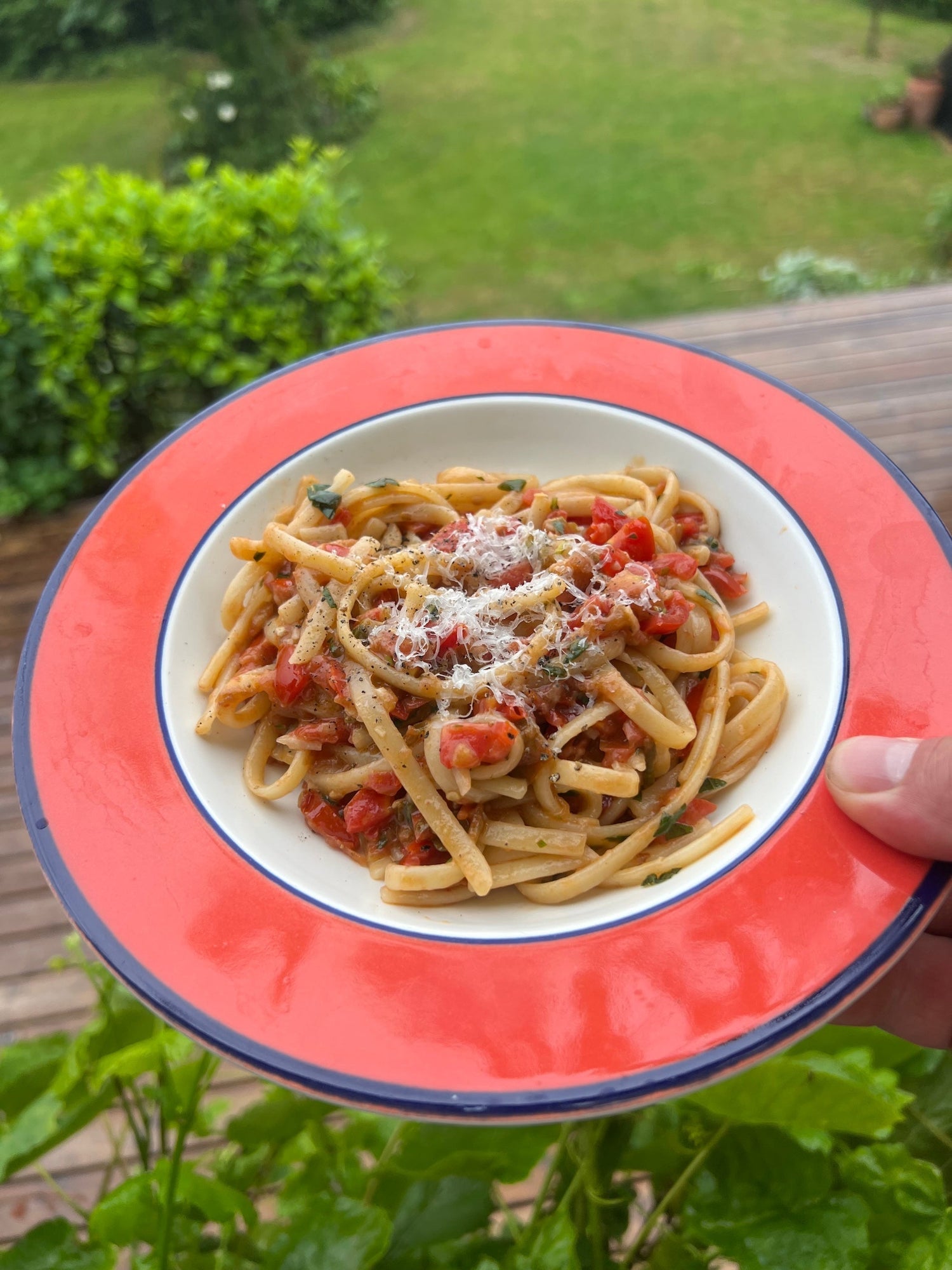 Pasta med ansjos og solmodne tomater