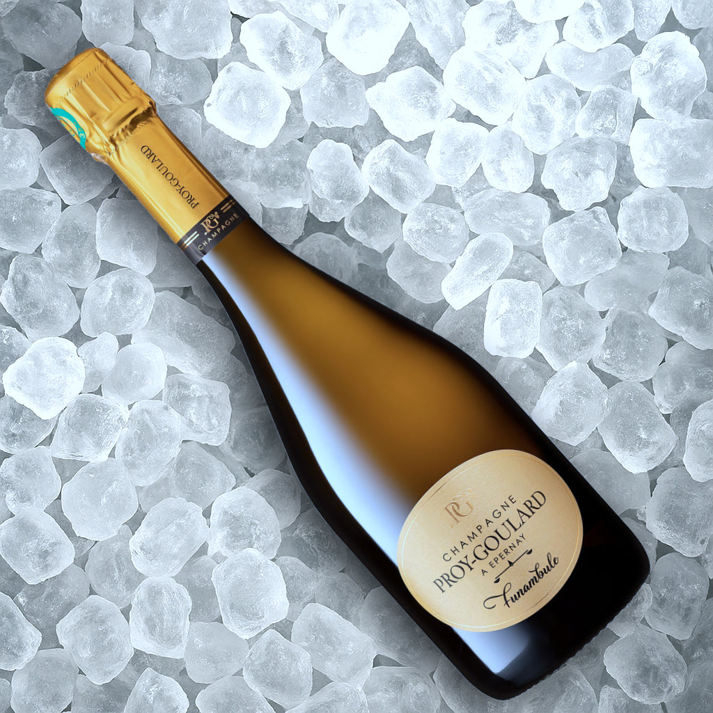 En flaske Champagne Proy-Goulard - Funambule med en hals i guldfolie hviler på en bund af isterninger.