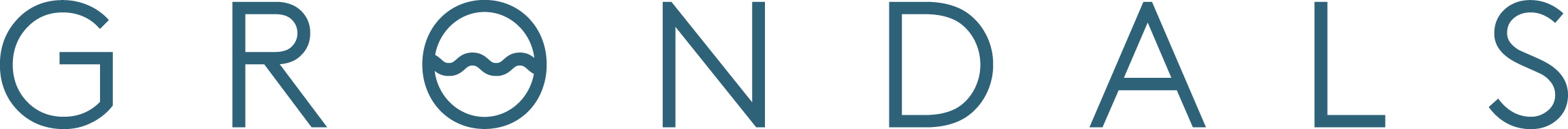 Dette billede viser Grøndals’ logo. Logoet består af ordet “GRØNDALS” i store bogstaver med en stiliseret bølge inde i bogstavet “Ø”. Farven på teksten er en mørk blå nuance, der udstråler en maritim følelse, hvilket passer godt til Grøndals’ fokus på fiskekonserves og bæredygtige fiskeriprodukter.
