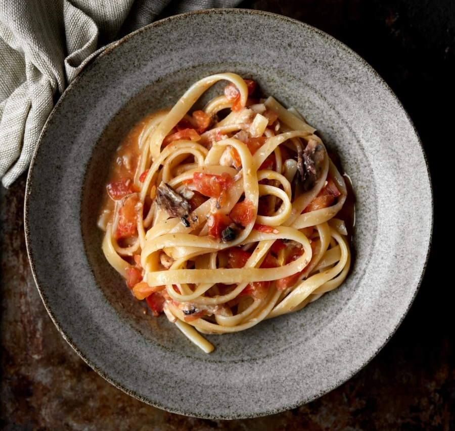 Pasta med sardiner og tomat