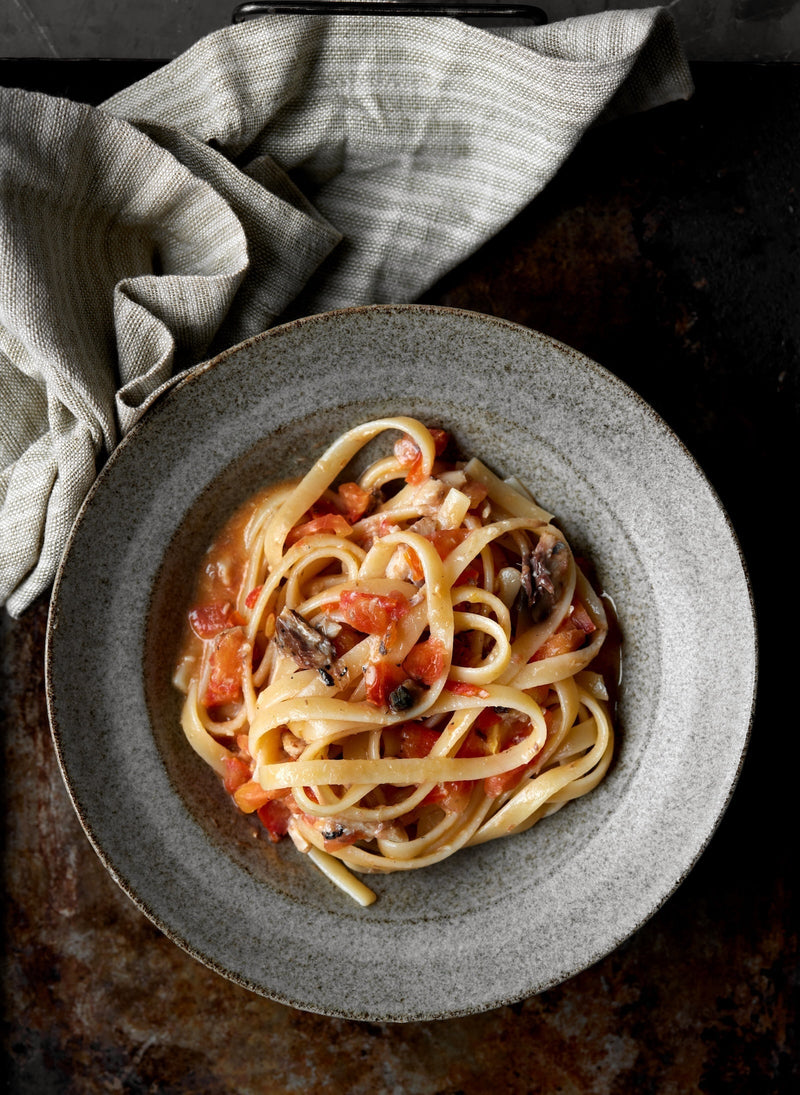 Pasta med sardiner og tomat