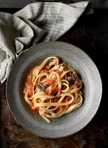 Pasta med sardiner og tomat