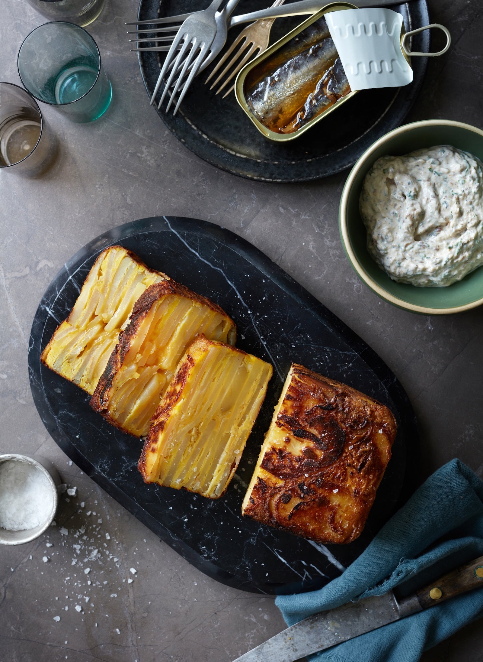 Kartoffeltortilla med sardinercreme
