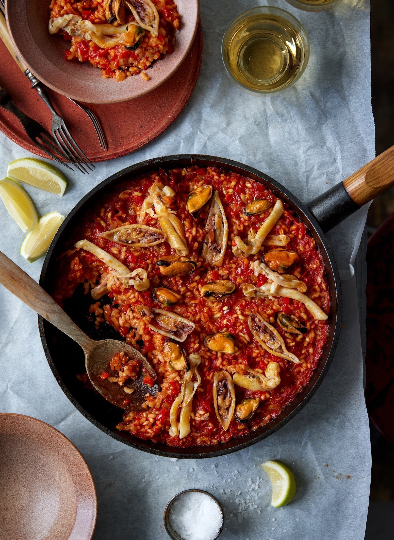 Paella med muslinger og blæksprutter