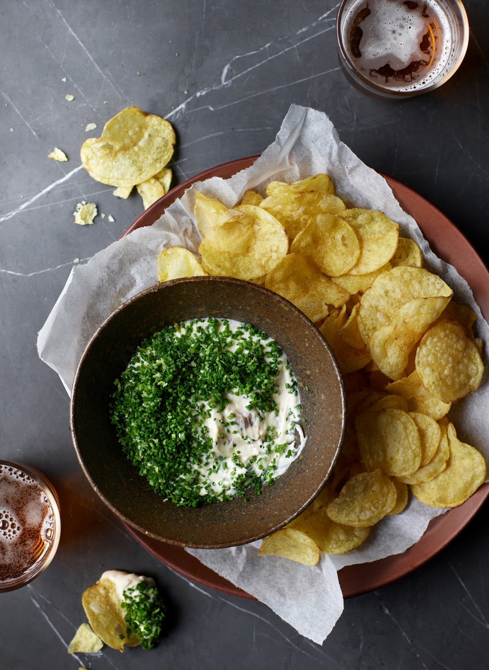 Chips med røget brisling-dip