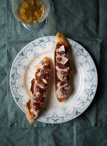 Torskelever på ristet toast med Sultanarosiner