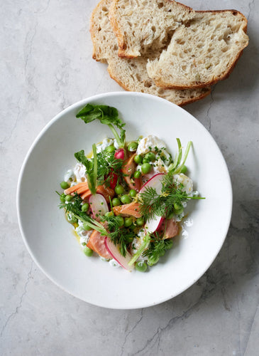 Laksesalat med nye kartofler og grønne ærter
