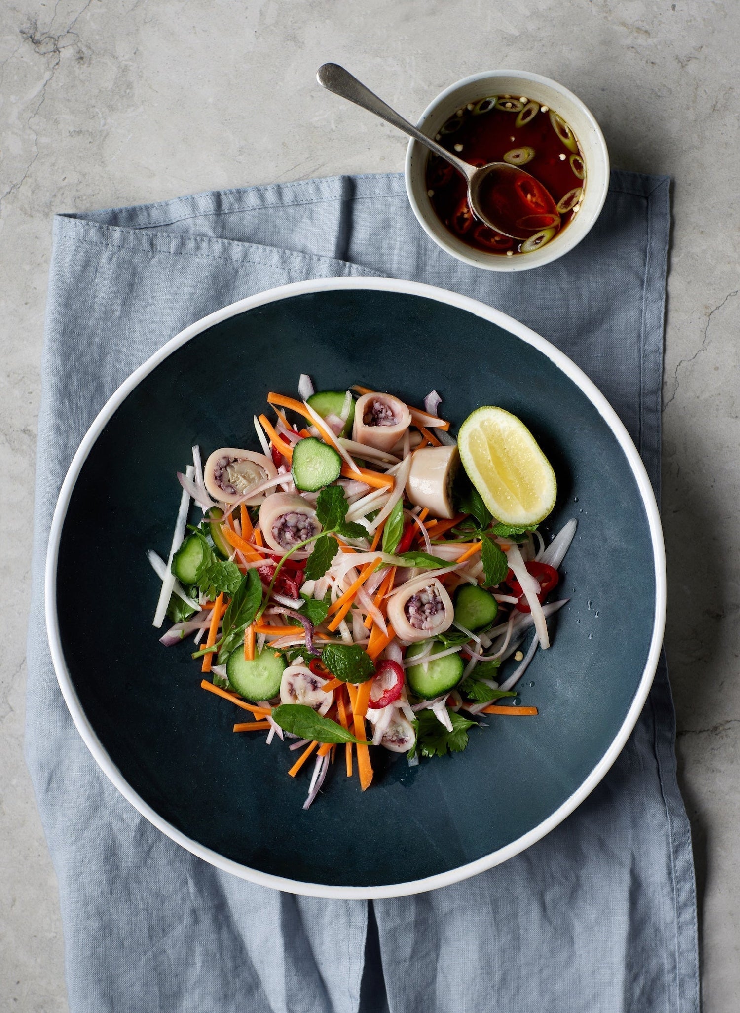 Thaisalat med blæksprutter