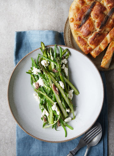 Grøn aspargessalat med ansjoser og ricotta