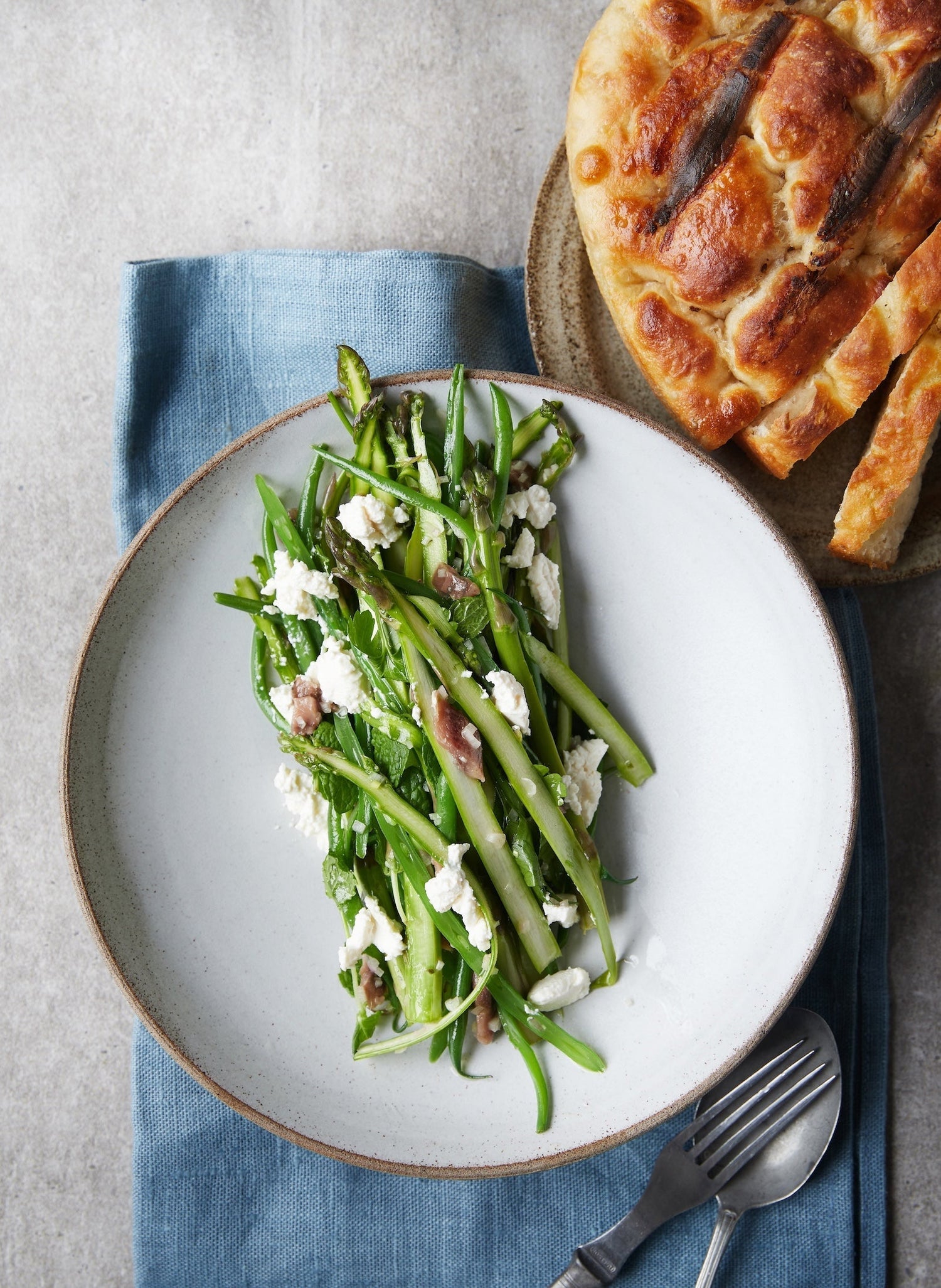 Grøn aspargessalat med ansjoser og ricotta