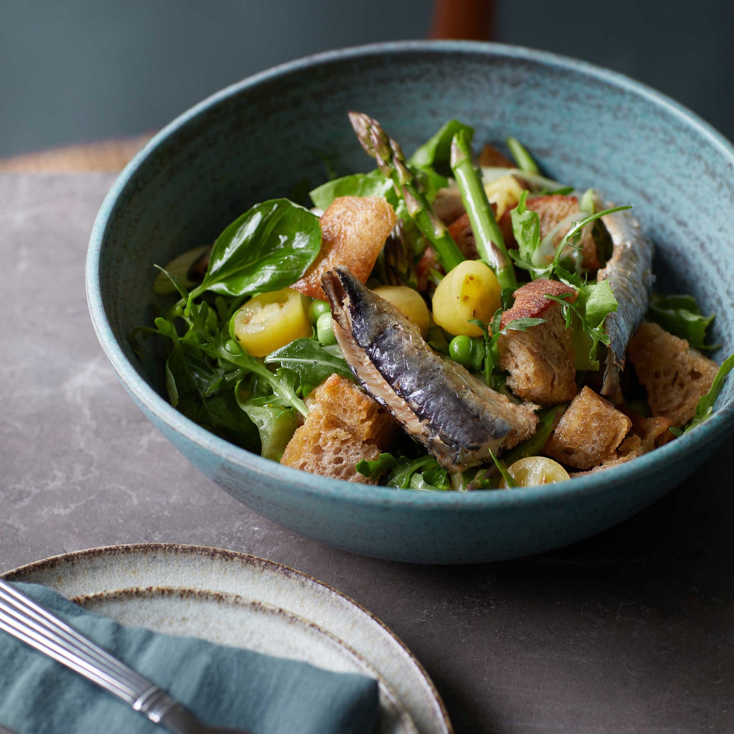 Salat med sardin, brød og krydret olivenolie