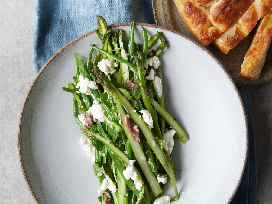 Grøn aspargessalat med ansjoser og ricotta