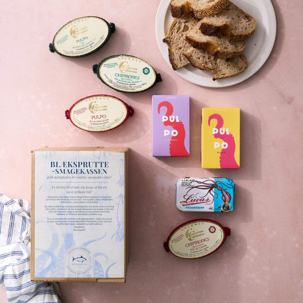 Til Grøndals Blækspruttekassen serveres en tallerken med brød og små ostekasser, som giver måltidet et strejf af hav.