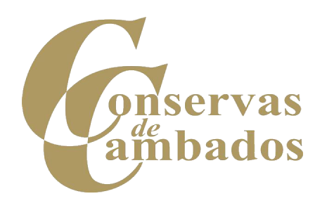Logo for Conservas de Cambados med overlappende, store guldbogstaver C i baggrunden og brandnavnet skrevet med serifskrift i guld i forgrunden.