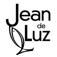 I sort tekst står der Jean de Luz med en enkel fiskeillustration integreret i J'et for Jean på en hvid baggrund.