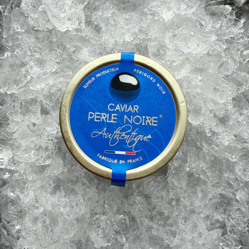En rund dåse Grøndals L'Authentique (Baerii) 30g - Den klassiske kaviar med et blåt franskmærket låg hviler på knust is og viser ægte fransk kaviar.