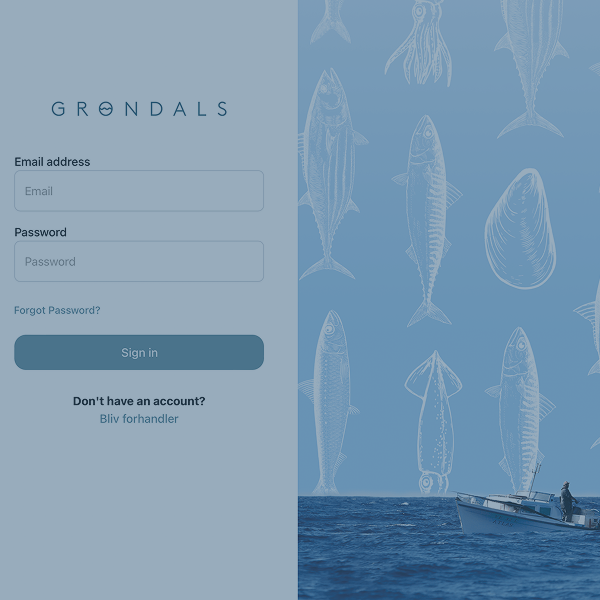 Dette billede viser Grøndals login-side til webshoppen. Til venstre er der felter, hvor brugeren kan indtaste sin e-mailadresse og adgangskode, samt en “Sign in” knap for at logge ind. Der er også et link til at nulstille adgangskoden, hvis den er glemt. Til højre på billedet ses en blå baggrund med hvide illustrationer af forskellige fisk og skaldyr samt et billede af en båd på havet med fiskere, der arbejder. Nederst på siden er der en mulighed for at blive forhandler ved at oprette en konto.