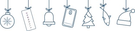 Stregtegning af syv juleornamenter, der hænger i snore, bl.a. en snefnugkugle, et gavemærke, en klokke, en telefon, et juletræ, en fisk og en nissehue.