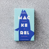 En rektangulær dåse med blå og blågrøn emballage mærket Skindfri makrelfilet i olivenolie by Don Gastronom, med en stiliseret fisk på en spættet grå overflade - en elegant tilføjelse til din superfoods-samling.