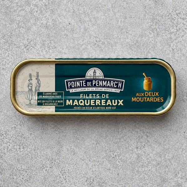 Oval dåse med Pointe de Penmarc’h Makrelfileter med sennep, med en etiket, der viser en illustration af to kvinder i traditionel dragt og et lille glas Dijon-sennep.