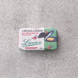 En dåse Lucas Muslinger i krydret escabeche-sauce med en illustration af en åben muslingerskal og portugisisk tekst ligger på en grå tekstureret overflade.