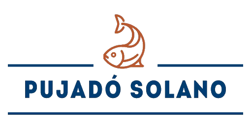 Logo for Pujadó Solano med en stiliseret orange fisk over navnet PUJADÓ SOLANO med fede blå bogstaver, indrammet af to vandrette blå linjer over og under teksten.