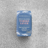 En blå dåse med Grøndals Røget islandsk torskelever i olie står på en struktureret grå overflade med hvide fiskeillustrationer og dansk tekst, der fremhæver det høje indhold af omega-3-fedtsyrer.