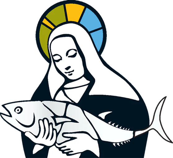 Stiliseret illustration af en helgenagtig kvinde med glorie, klædt i gevandter, som holder en stor fisk i sine arme og kigger ned på den. I baggrunden ses en cirkulær, flerfarvet glorie af farvet glas.