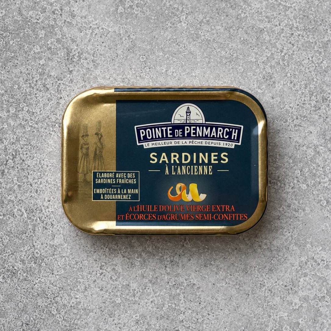 Rektangulær dåse med Pointe de Penmarc’h-sardiner i ekstra jomfruolivenolie med kandiserede citrusskaller.