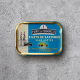 En rektangulær dåse med Pointe de Penmarc’h Sardinfileter i ekstra jomfruolivenolie med en krydderiblanding af fem slags peber og krydderier.
