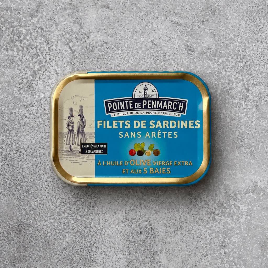 En rektangulær dåse med Pointe de Penmarc’h Sardinfileter i ekstra jomfruolivenolie med en krydderiblanding af fem slags peber og krydderier.