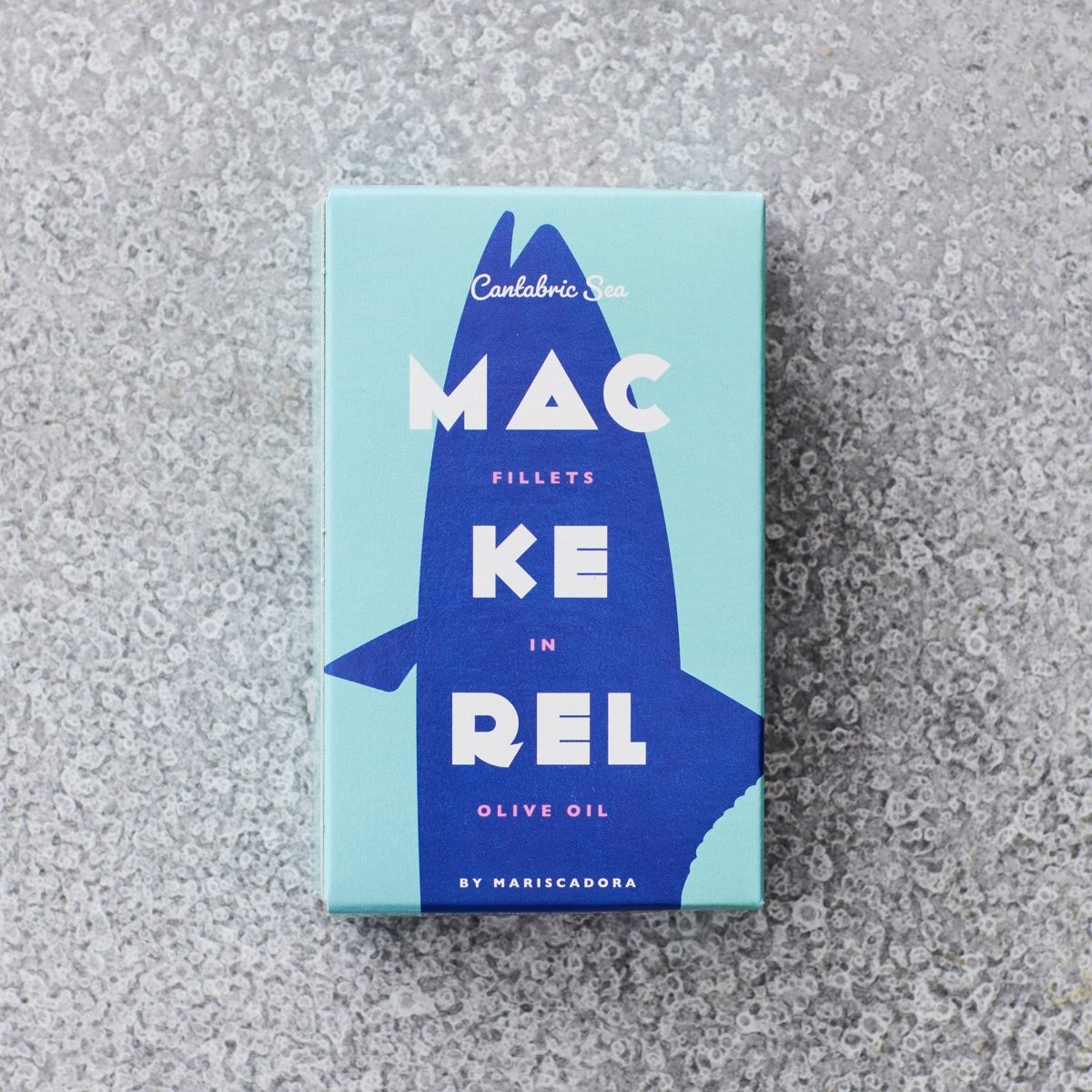 En rektangulær dåse med blå og blågrøn emballage mærket Skindfri makrelfilet i olivenolie by Don Gastronom, med en stiliseret fisk på en spættet grå overflade - en elegant tilføjelse til din superfoods-samling.