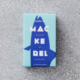 En rektangulær dåse med blå og blågrøn emballage mærket Skindfri makrelfilet i olivenolie by Don Gastronom, med en stiliseret fisk på en spættet grå overflade - en elegant tilføjelse til din superfoods-samling.