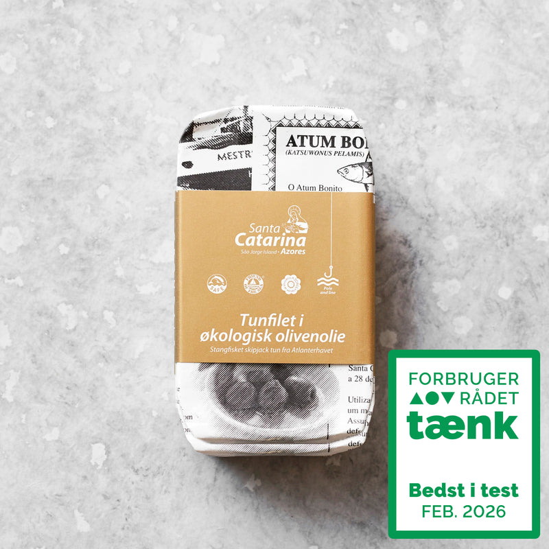 En rektangulær dåse Santa Catarina Tunfilet i økologisk olivenolie, indpakket i en avislignende emballage med en brun etiket og et grønt stempel, der certificerer den som Forbrugerrådet Tænk Bedst i test, FEB 2026.